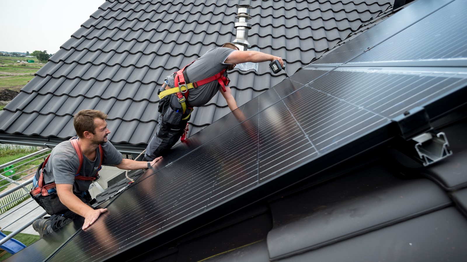 Installateurs monteren zonnepanelen op een dak