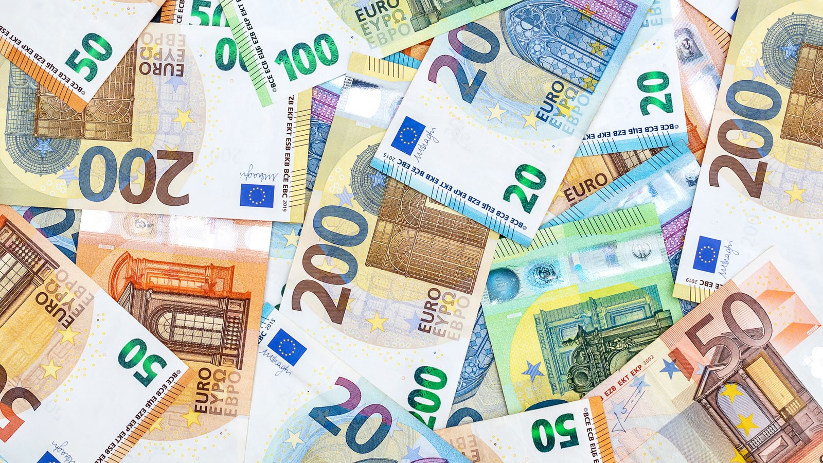 een aantal euro biljetten