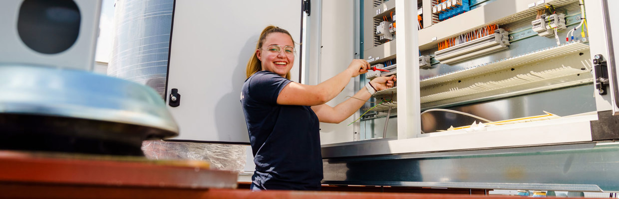 Vrouw meisje techniek installatie meterkast - 1880x