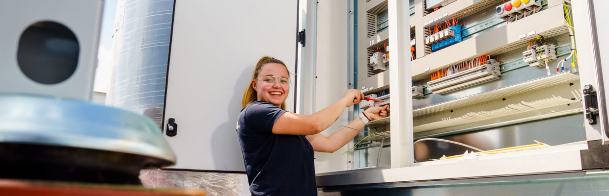 Vrouw meisje techniek installatie meterkast - 1880x