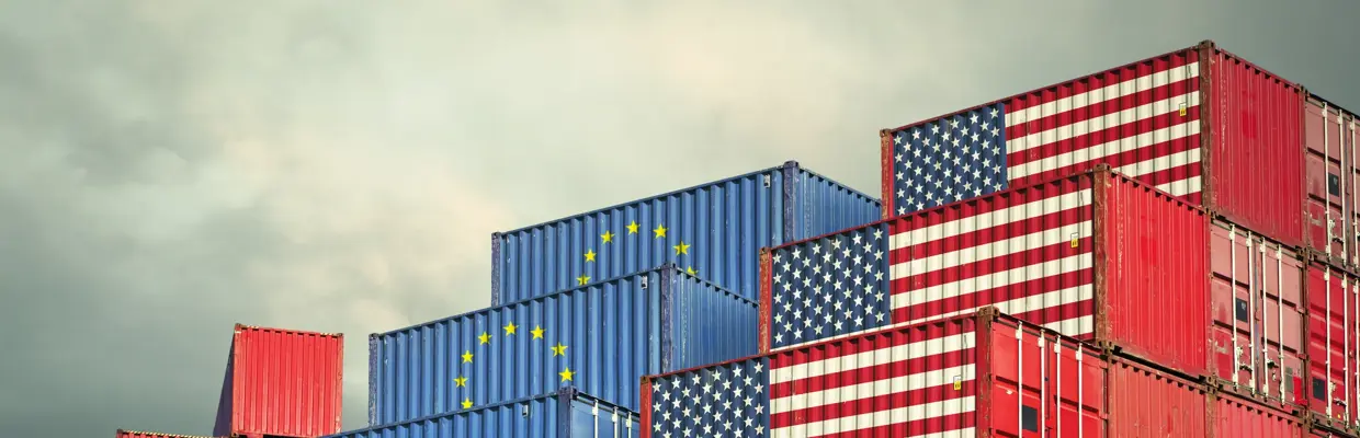 Opgestapelde containers met vlag EU en vlag VS