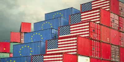 Opgestapelde containers met vlag EU en vlag VS