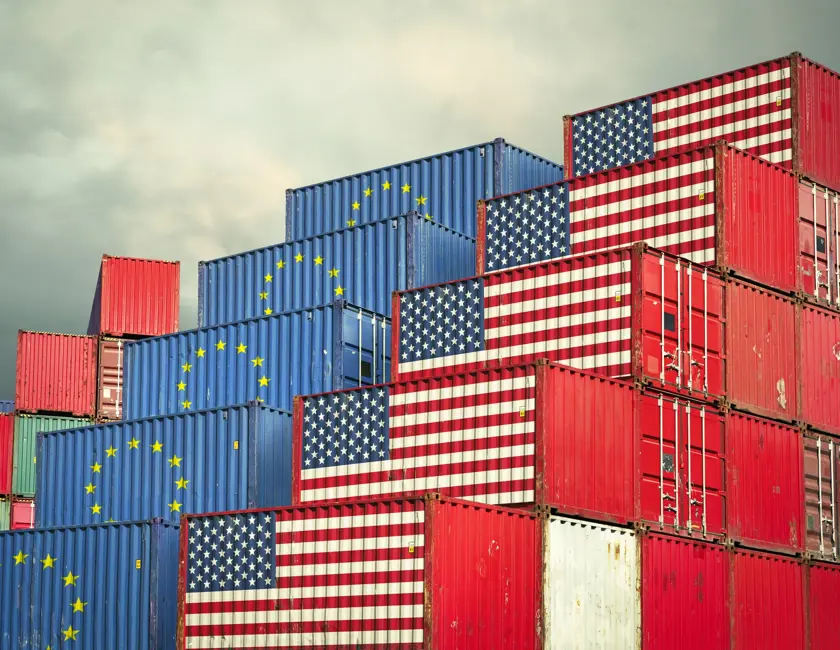 Opgestapelde containers met vlag EU en vlag VS