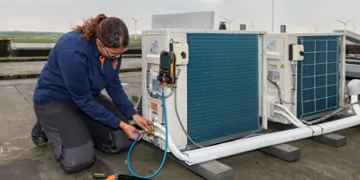 UV08449 Warmtepomp Installatie Vrouw 1880