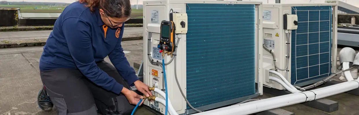 UV08449 Warmtepomp Installatie Vrouw 1880