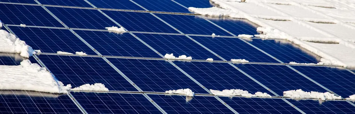 Istock 1297791515 Zonnepanelen met sneeuw vorst 1600