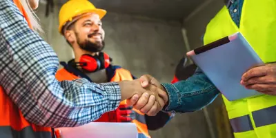 Istock 2133411769 Bouw handen schudden samen werken