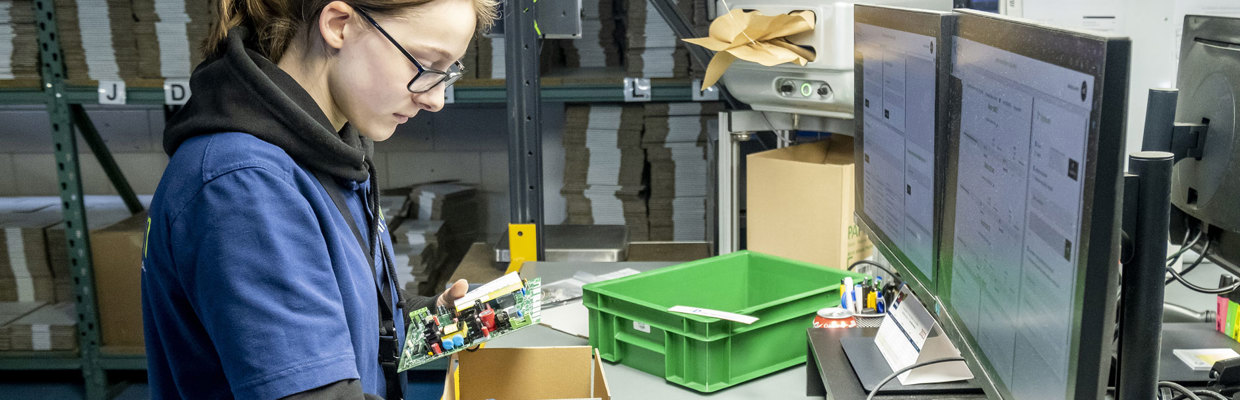 Reparatie detailhandel leerling meisje magazijn - 1880x