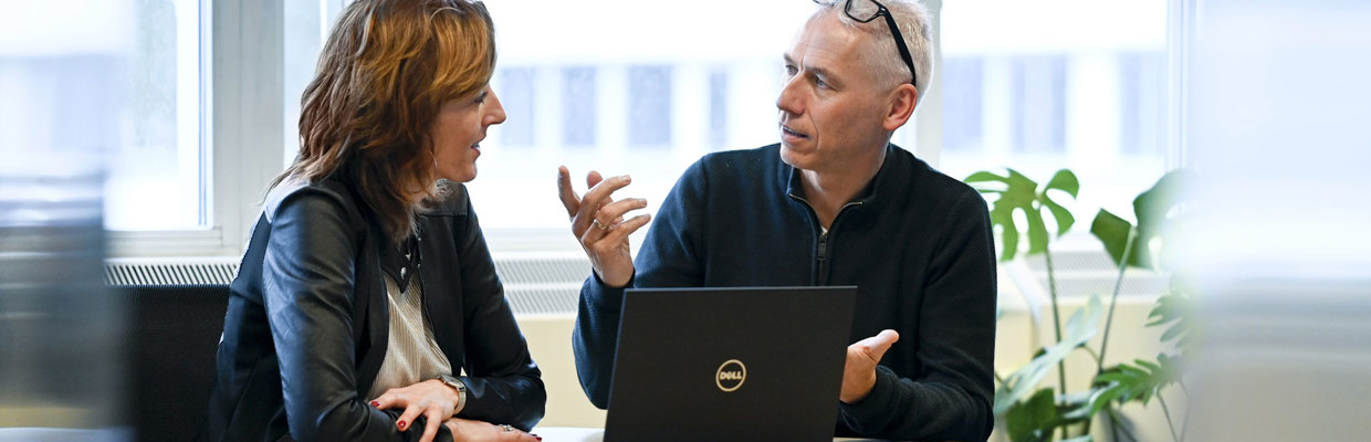 Functioneringsgesprek overleg laptop - 1880x