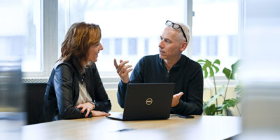 Functioneringsgesprek overleg laptop - 1880x