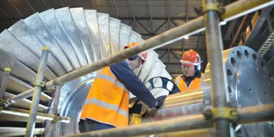 Monteur Met Veiligheidsbril En Gehoorbescherming Op Bouwplaats – 2000