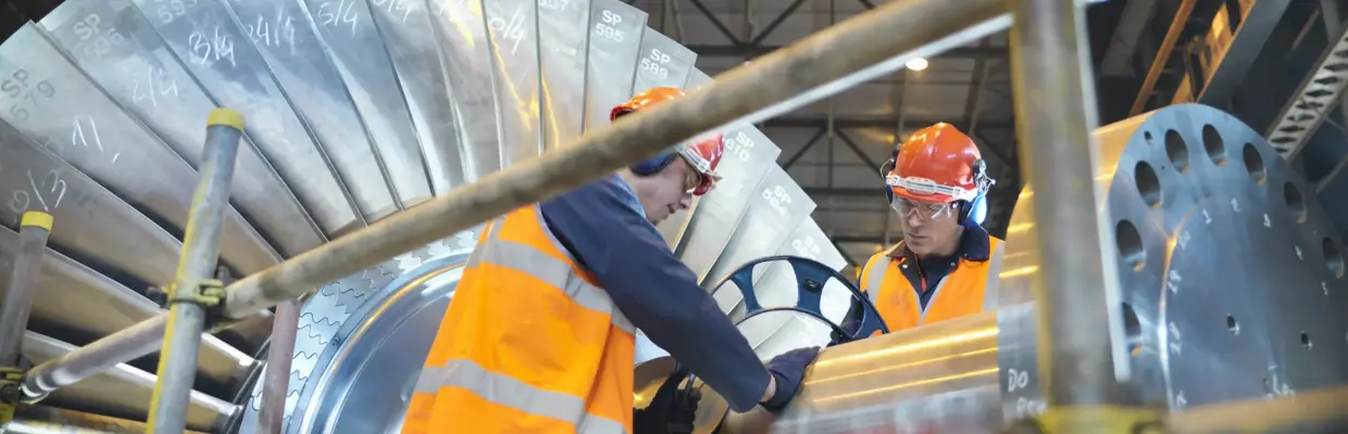 Monteur Met Veiligheidsbril En Gehoorbescherming Op Bouwplaats – 2000