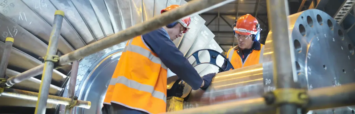 Monteur Met Veiligheidsbril En Gehoorbescherming Op Bouwplaats – 2000