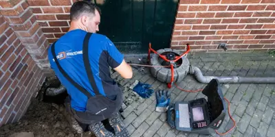 Foto Rioolservice Monteur Met Camera Buiten