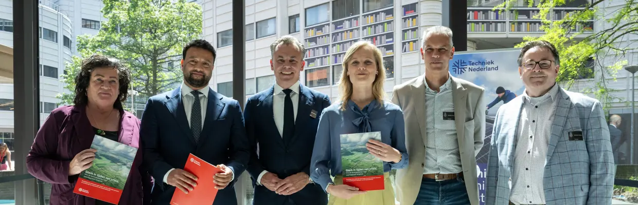 Groepsfoto Overhandiging Weerbaarheidsrapport Tweede Kamer