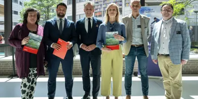 Groepsfoto Overhandiging Weerbaarheidsrapport Tweede Kamer