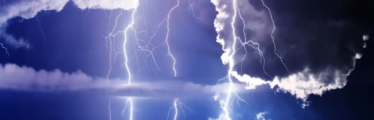 Istock 1384267088 Bliksem Lucht Onweer